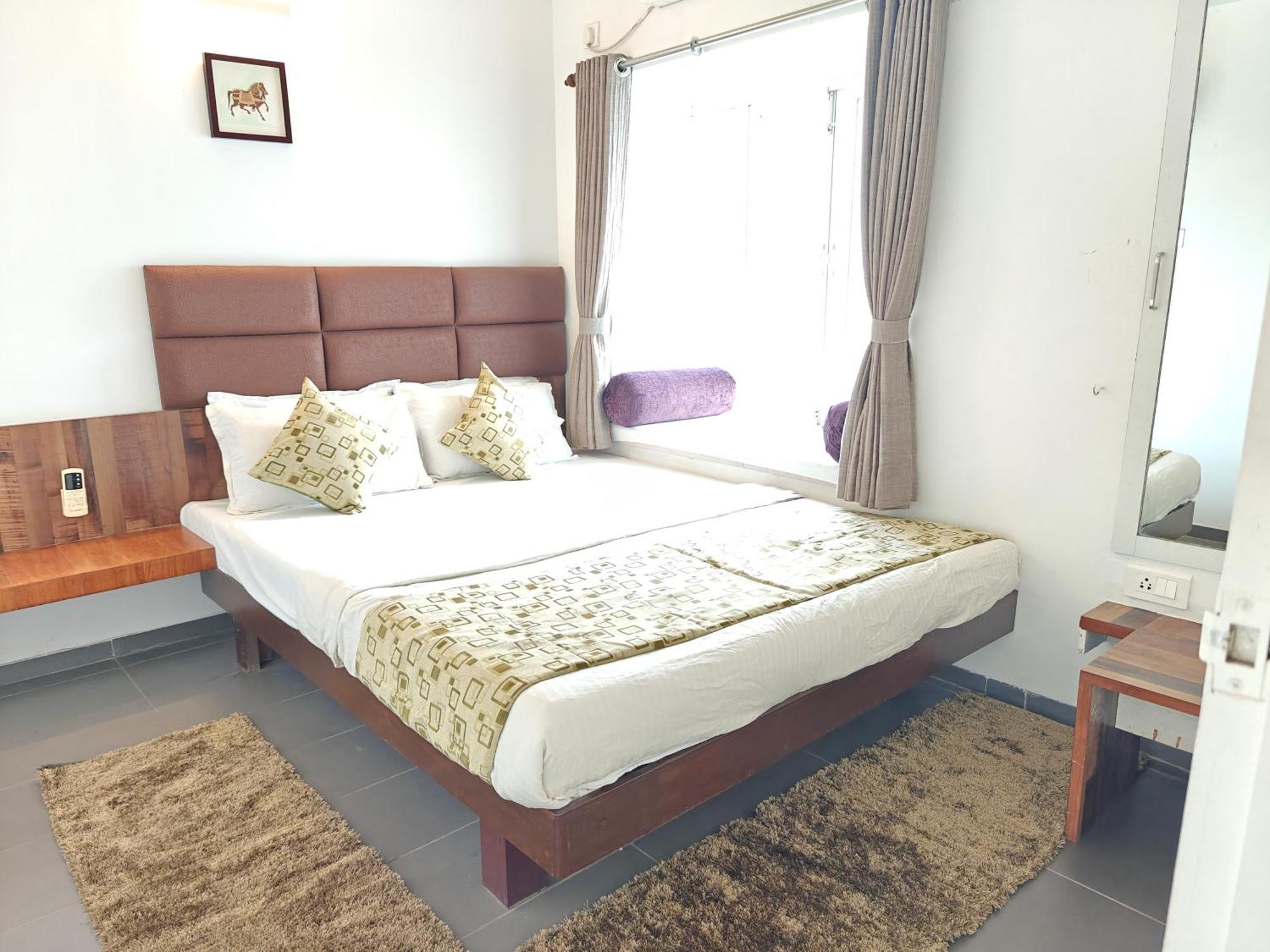 Chandralok Service Apartments 콜라푸르 외부 사진