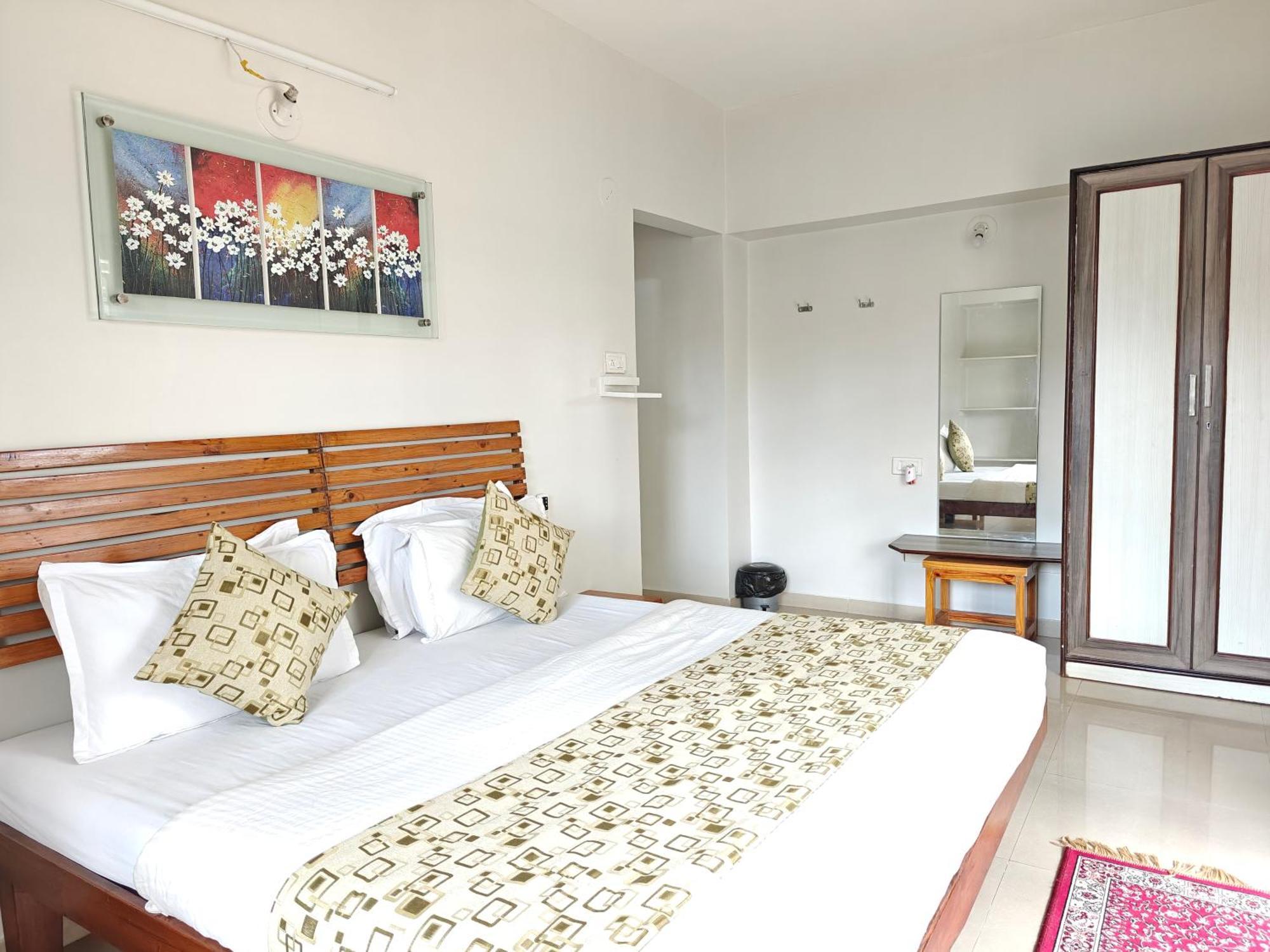 Chandralok Service Apartments 콜라푸르 외부 사진