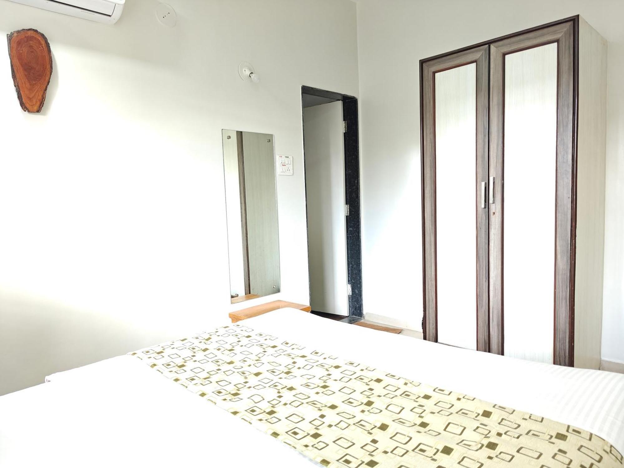 Chandralok Service Apartments 콜라푸르 객실 사진